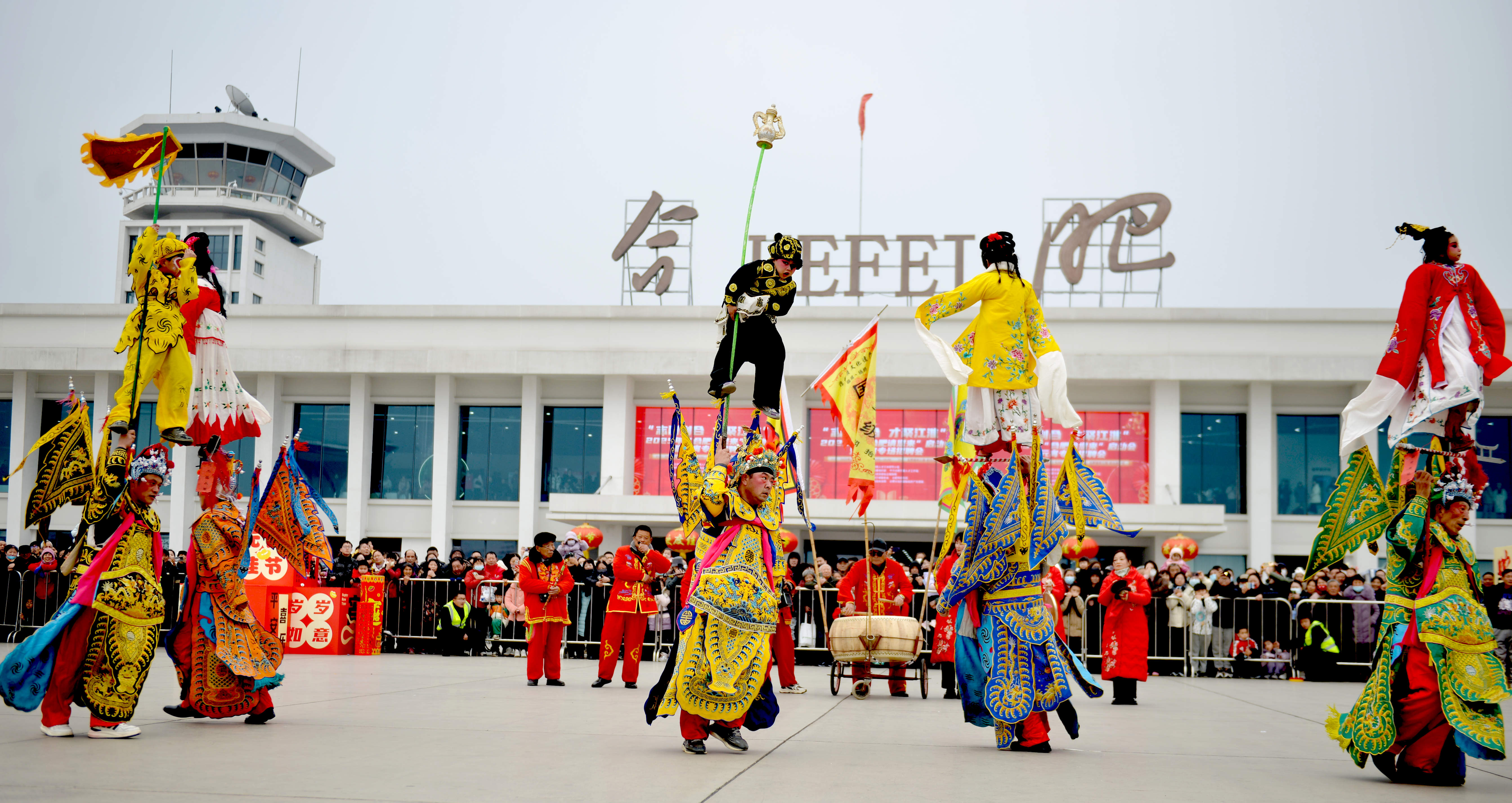 佳節(jié)祥蛇獻(xiàn)瑞 駱崗民俗踩街