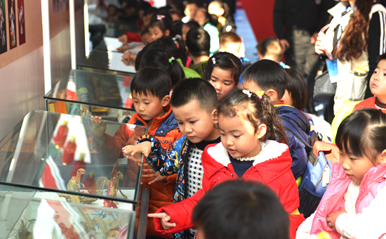 幼兒園小朋友文化館里看非遺