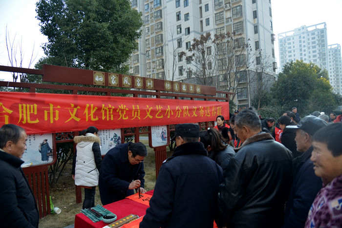 義務寫春聯、免費拍攝全家福冬日送溫暖