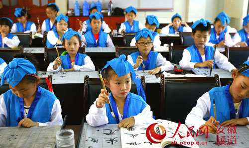 合肥經(jīng)開(kāi)區(qū)芙蓉社區(qū)：暑期學(xué)書(shū)法