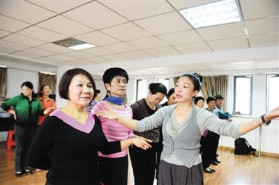 組建文藝隊伍，辦學免費授藝