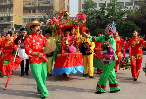 “俏夕陽”旱船舞出廉潔風
