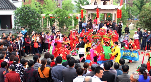 瑤海區(qū)城東街道“非遺”旱船舞普法進(jìn)社區(qū)