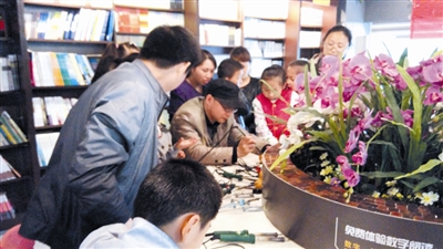 非遺大師書店現(xiàn)場秀“葫蘆烙畫”