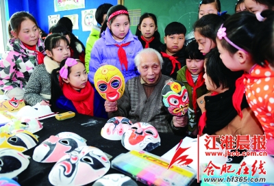 84歲非遺傳承人進校園 開展“臉譜知識課堂”