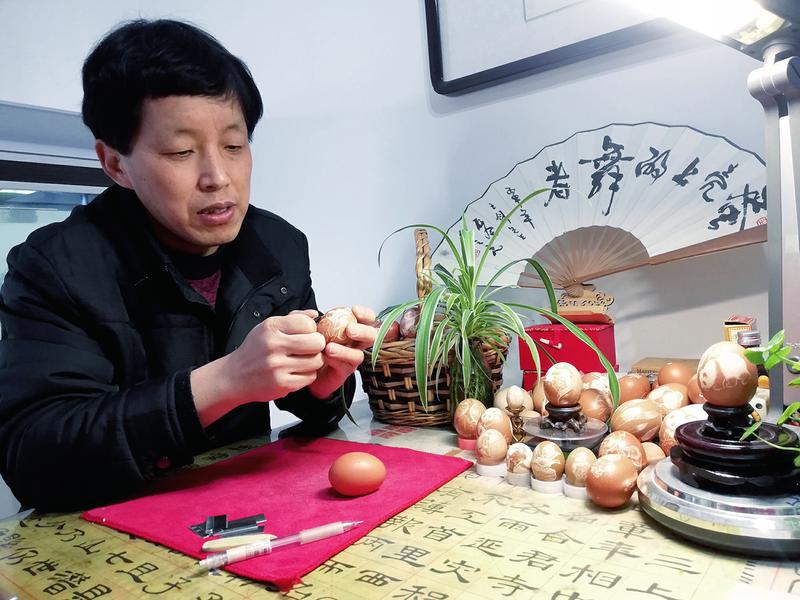 他用蛋雕致敬英雄們