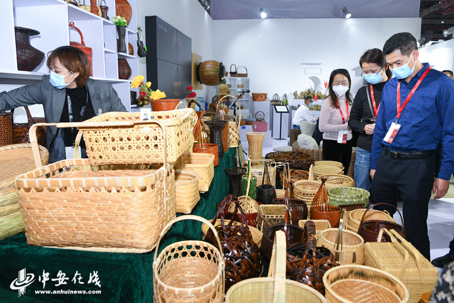 2、在六安展廳，竹編、泥塑等傳統非遺吸引了眾多參觀者的目光。.JPG