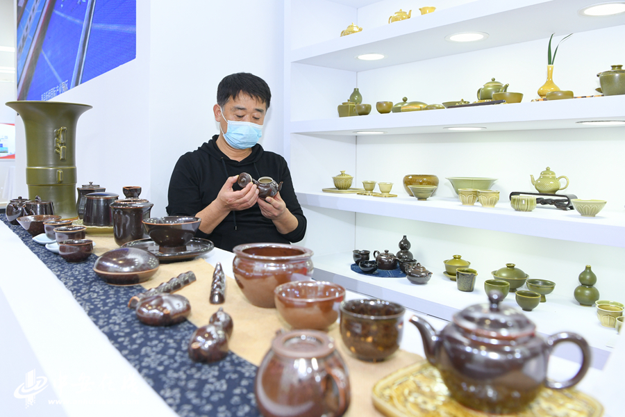 5、在淮南展廳壽州窯陶瓷成為“明星”，這項興盛于隋唐的名窯曾以首創黃釉瓷而著稱于世， (1).JPG