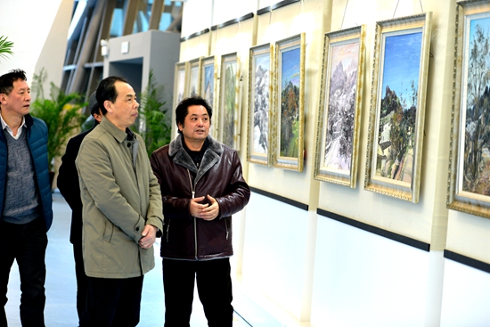 省政協(xié)副主席夏濤到市文化館參觀畫展