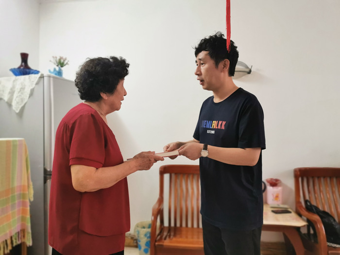 市文化館黨支部七一走訪慰問老黨員